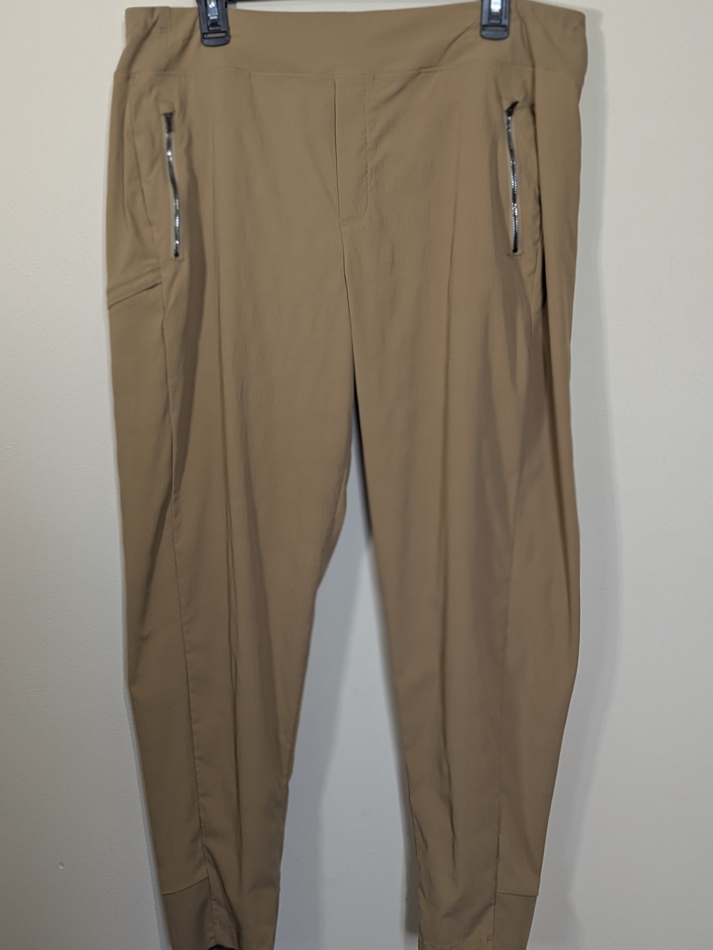Athleta Tan Trek Pants Women’s Size 16 Zip Pocket Travel Hiking Stretch Lightwei